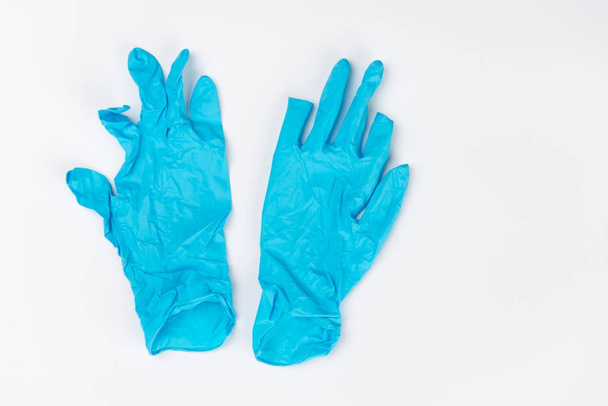Blauwe medische handschoenen na gebruik op witte achtergrond - Foto, afbeelding