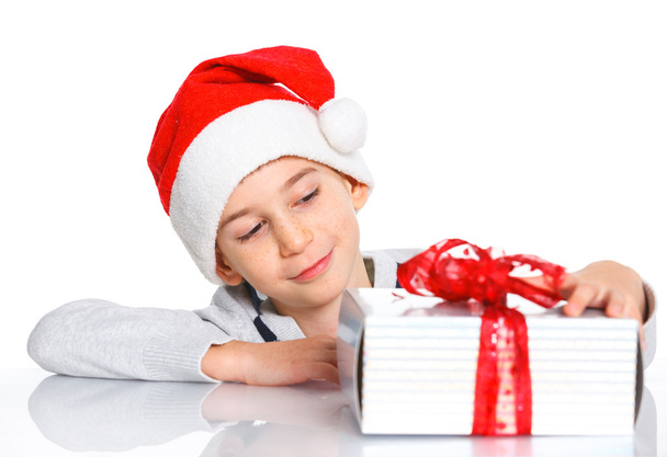 Little boy in Santa's hat with gift box - Foto, Imagen
