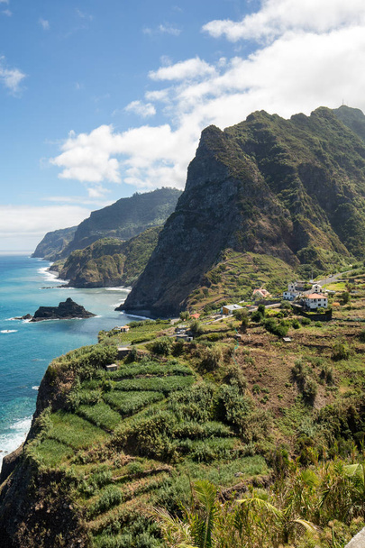 Miradouro sobre a costa norte da Madeira, Portugal
 - Foto, Imagem