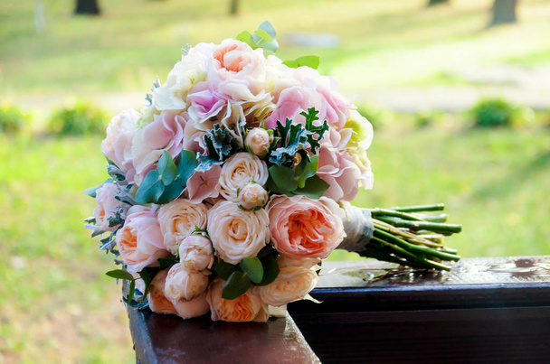 красивий урочистий весільний букет нареченої з троянд і евкалії
 - Фото, зображення