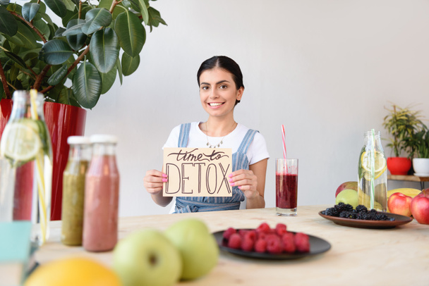 smiling woman with time to detox card - Foto, Bild
