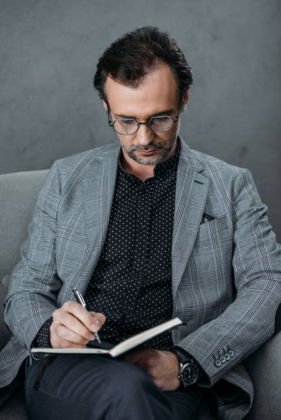 hombre de negocios tomando notas en el cuaderno - Foto, Imagen