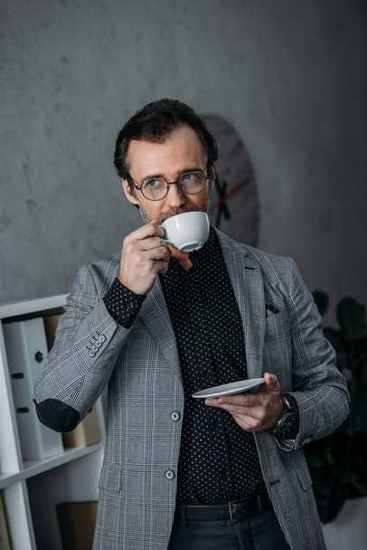 businessman drinking coffee - Фото, изображение
