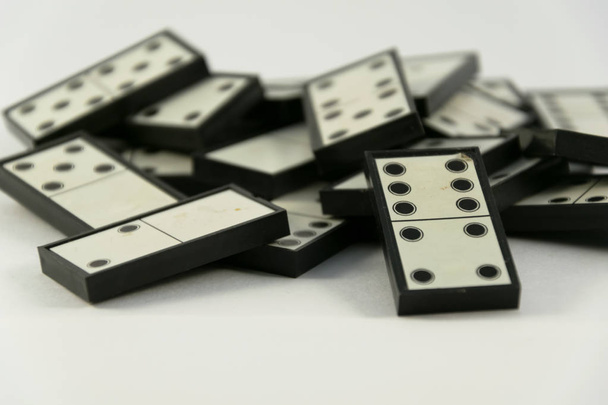 Domino's geïsoleerd op een witte achtergrond voor grafische vormgeving. - Foto, afbeelding
