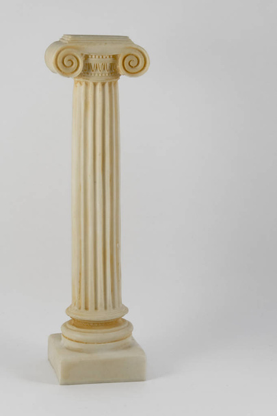 columna clásica arquitectónica aislada sobre un fondo blanco
 - Foto, imagen