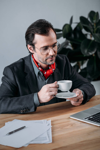 businessman drinking coffee - Фото, изображение