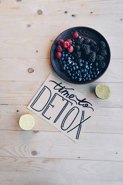 time to detox card and organic food - Foto, afbeelding