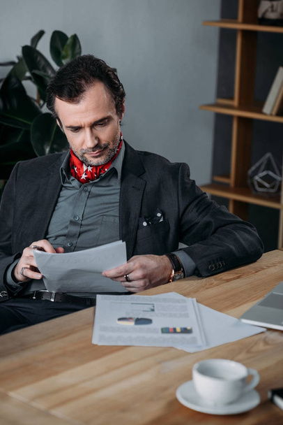 businessman working with papers - Fotoğraf, Görsel