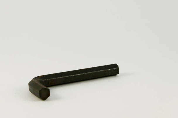 Один металлический шестнадцатеричный ключ на белом фоне
 - Фото, изображение