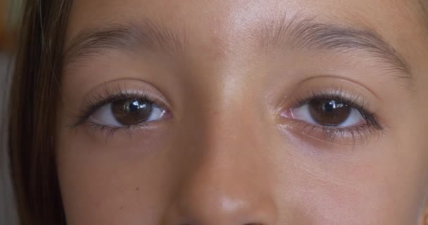 Miga, brązowe oczy dziecka, dziecko gałki ocznej, punkt widok małej dziewczynki, dziewczynka - Materiał filmowy, wideo
