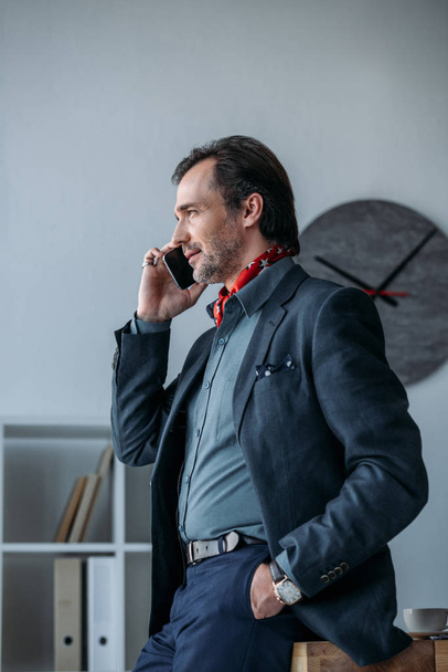 businessman using smartphone - Fotó, kép