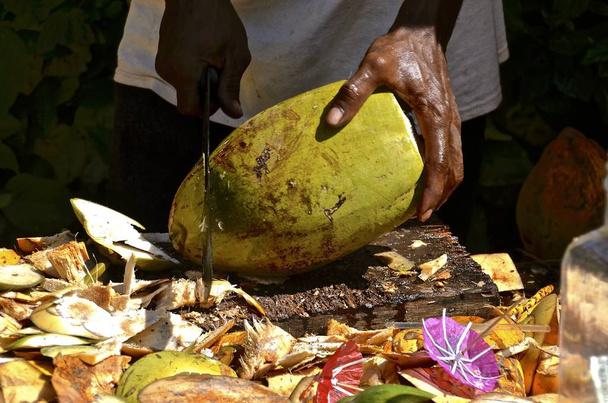 Snijden van tropische vruchten met een machete - Foto, afbeelding