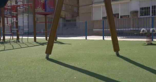 schattig meisje spelen in Speeltuin Speeltuin - Video