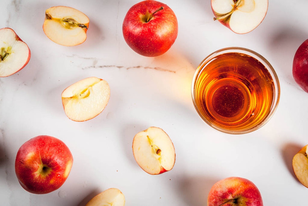 Fresh organic farm apple juice in glasses with raw whole and sli - 写真・画像