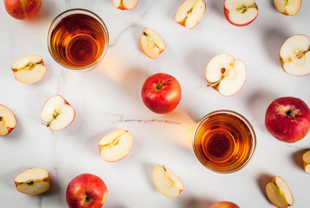 Fresh organic farm apple juice in glasses with raw whole and sli - Fotografie, Obrázek