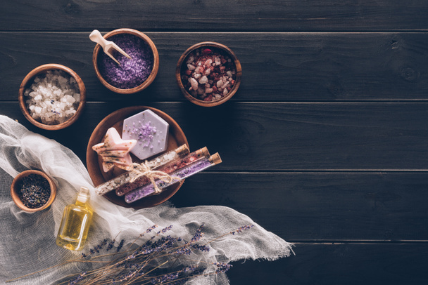 Kylpyläkäsittely lautasilla laventelilla
  - Valokuva, kuva
