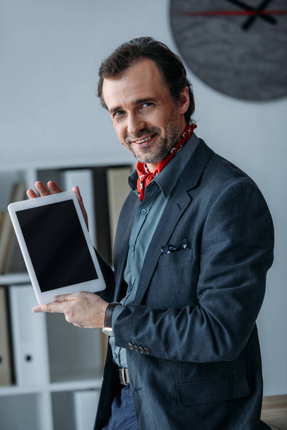 бізнесмен використовує цифровий планшет
 - Фото, зображення