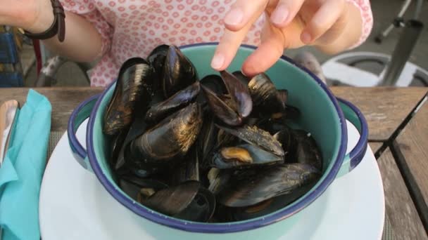 Γυναίκα τρώνε νόστιμα μύδια στο υπαίθριο εστιατόριο θαλασσινών  - Πλάνα, βίντεο