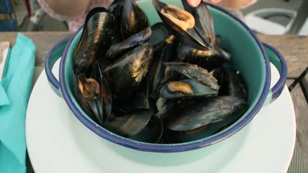 Γυναίκα τρώνε νόστιμα μύδια στο υπαίθριο εστιατόριο θαλασσινών  - Πλάνα, βίντεο