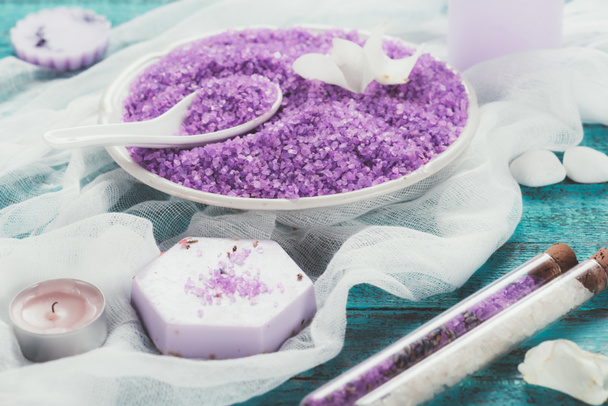 Тарелка с фиолетовой солью для ванной комнаты для ароматерапии
 - Фото, изображение
