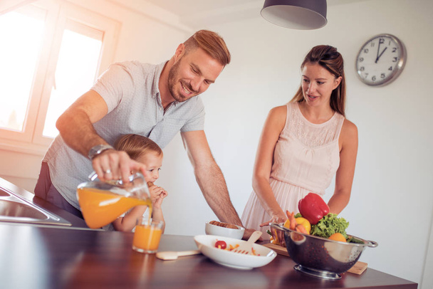 Счастливая семья на кухне
 - Фото, изображение