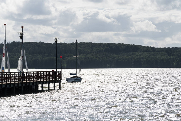 veleiro no fundo do lago para designers gráficos
 - Foto, Imagem