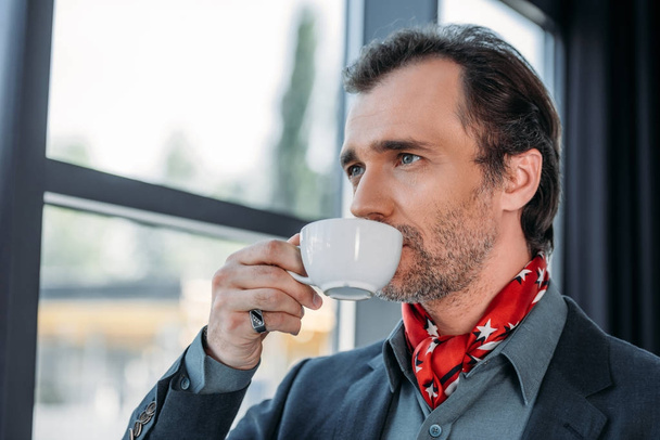 businessman drinking coffee - Foto, afbeelding