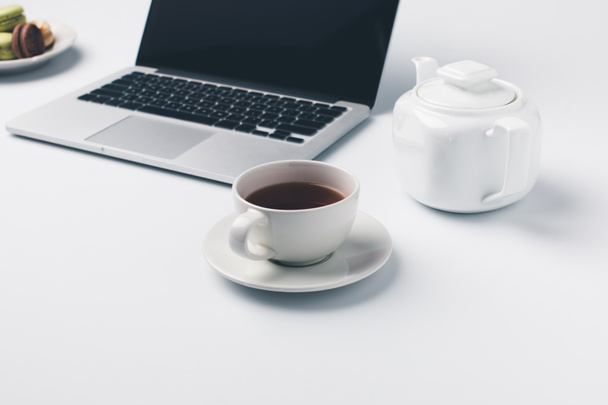cup of tea and laptop - Fotoğraf, Görsel