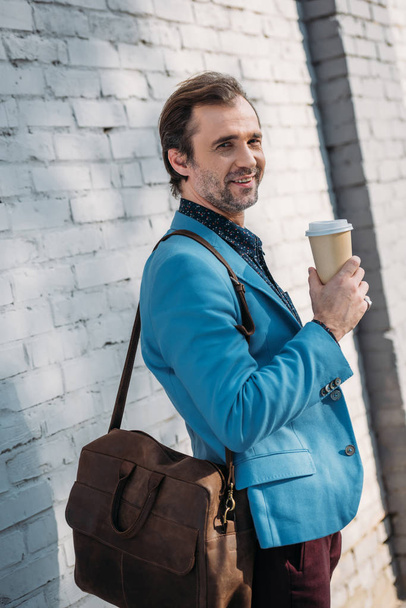 stijlvolle man met koffie te gaan - Foto, afbeelding