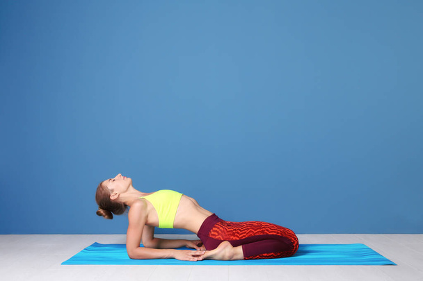 Young woman practicing yoga - Valokuva, kuva