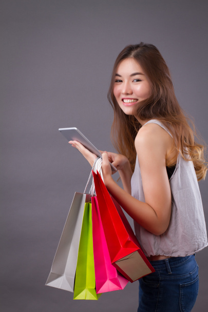 Gelukkige vrouw genieten van online winkelen, plaatsen van orders - Foto, afbeelding