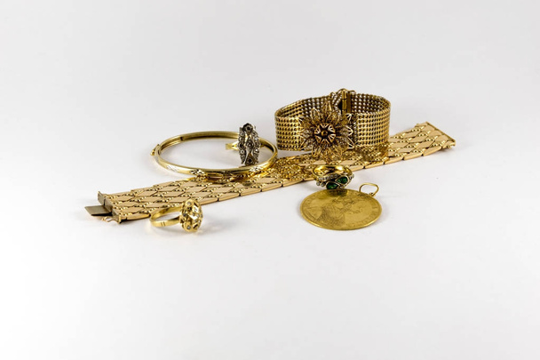 Luxusní a drahé zlatý bracletes, prsteny a mince. Luxusní - Fotografie, Obrázek