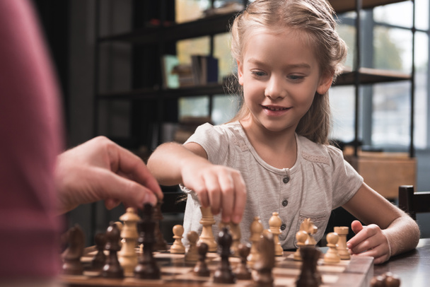 Criança pré-escolar jogando xadrez
 - Foto, Imagem