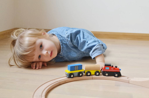 Dziewczynka bawi się drewnianych kolejowych  - Zdjęcie, obraz
