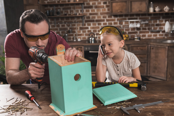father making birdhouse  - Foto, imagen