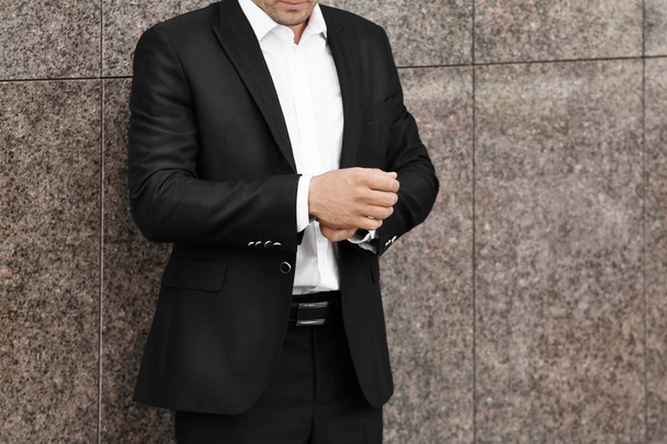 Homem bonito em terno preto elegante
   - Foto, Imagem