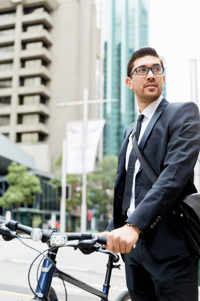 Young businessmen with a bike - Foto, afbeelding