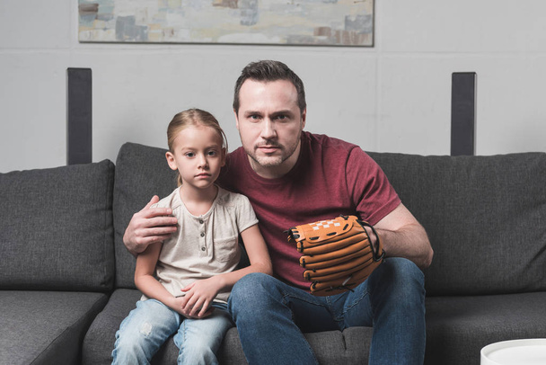Father and daughter watching baseball game - Fotoğraf, Görsel