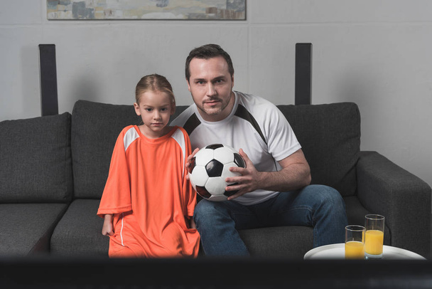 η κόρη και ο πατέρας βλέποντας ποδόσφαιρο παιχνίδι  - Φωτογραφία, εικόνα