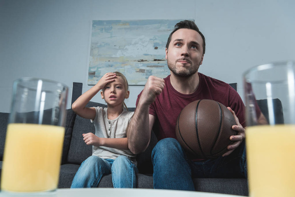 Baba ve kız basketbol takımı destekleyen - Fotoğraf, Görsel