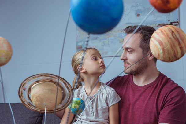 Baba ve kızı gezegenler modeli ile - Fotoğraf, Görsel