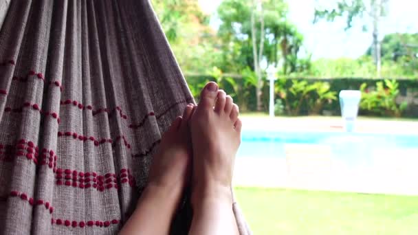 Mujer relajándose en hamaca
 - Metraje, vídeo