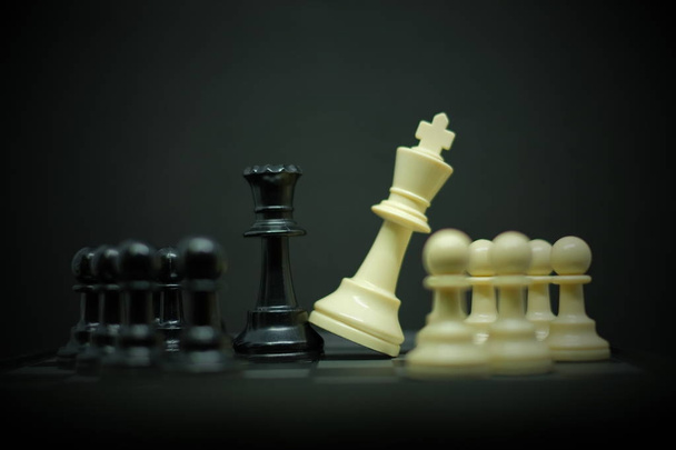 Lider arka plan veya doku - iş ve strateji kavramı için satranç (Kral, Kraliçe ve piyon). - Fotoğraf, Görsel
