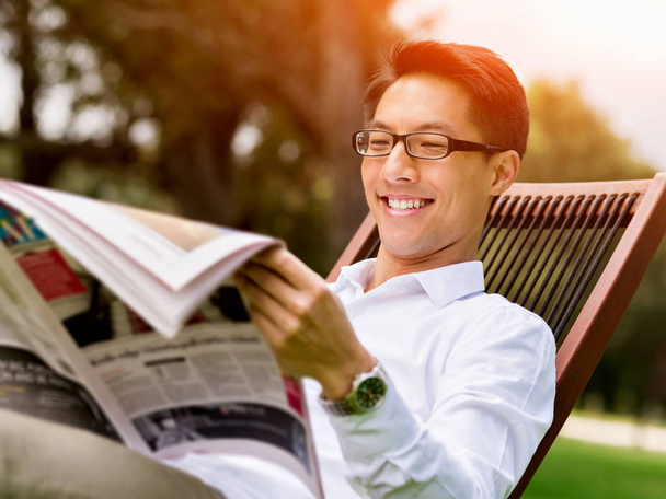 Business man reading a newspaper in park - Φωτογραφία, εικόνα