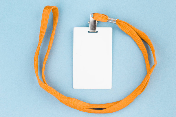Κενό Αναγνωριστικό κάρτας / εικονίδιο με πορτοκαλί ζώνη, σε μπλε φόντο.  - Φωτογραφία, εικόνα