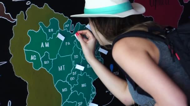 旅国マップのピン位置を置く旅行者女性 - 映像、動画