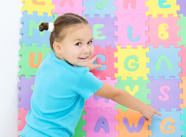 Little girl is pointing at letter G on alphabet - Fotoğraf, Görsel