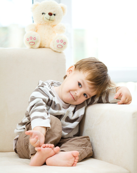 Portrait of a little boy with his teddy bear - Photo, Image