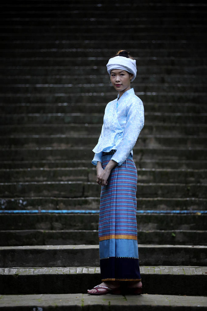 Портрет тайской молодой женщины с традиционным тайским платьем в тайском стиле
 - Фото, изображение