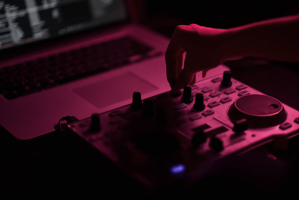 DJ Mixer Disco beleuchtet von Scheinwerfern - Foto, Bild